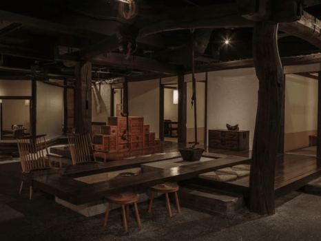 【お食事処「苔庵（たいあん）」】安らぎを感じる灯りと、古木をふんだんに使った和風モダンな空間です。