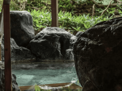 【大浴場／露天風呂】夏は陽光に輝く木々の緑が鮮やか、冬は雪見の露天風呂をお愉しみいただけます。