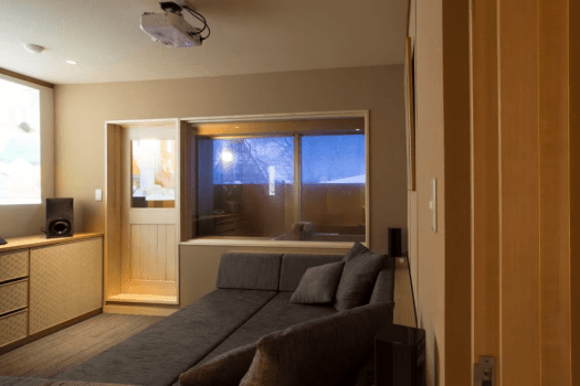 [60 square meter guest room with hot spring and theater (mountain side)] The room is equipped with a sofa large enough to lie down on, so you can enjoy your favorite video while lounging around.