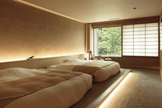 [75 square meter guest room with open-air panoramic bath] The bed width is up to 2 meters. This original mattress can be separated depending on the number of guests, and can be used by up to four people.