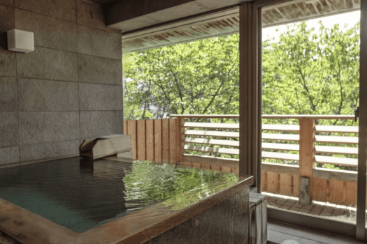 【展望露天風呂付客室75平米】四季折々の景観を眺めながら、ゆったりと湯浴みをお愉しみくださいませ。