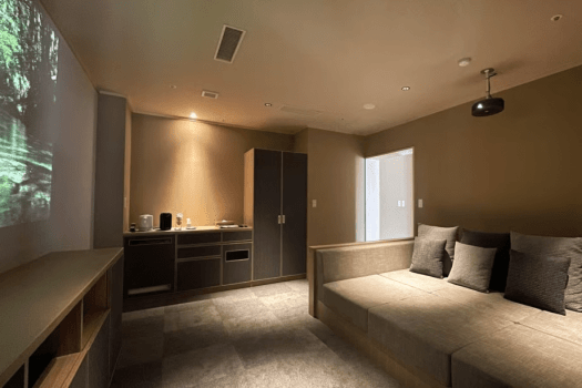 [75 square meters guest room with open-air observation bath] The room is equipped with a sofa large enough to lie down on, so you can enjoy your favorite video while lounging around.