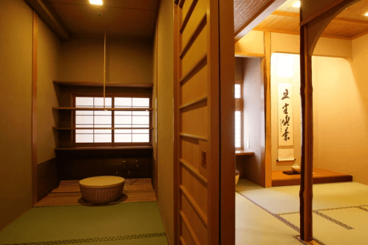 [80 square meter Japanese-style room with garden open-air bath] This 80 square meter Japanese-style room features an authentic Doan-gaki tatami tea room.
