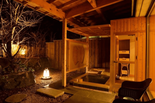 [80 square meters Japanese-style room with garden open-air bath] Enjoy a relaxing bath in the garden open-air bath.