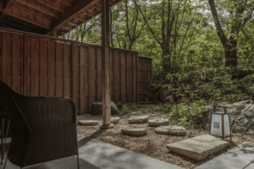 [80 square meters Japanese-style room with garden open-air bath] Relax while watching the garden change with the seasons.