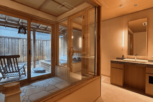 【露天風呂付ラグジュアリールーム105平米】温泉を備えた105平米の客室です。