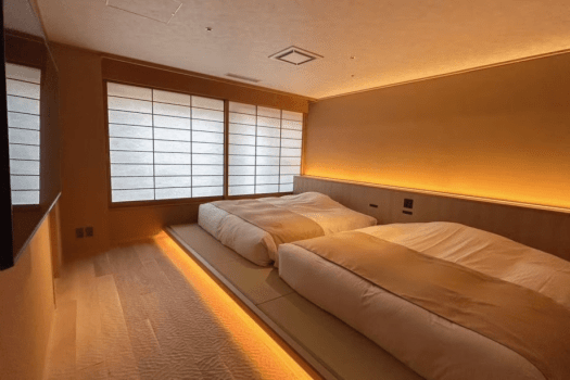 [Luxury room with open-air bath, 105 square meters] The bedroom bed is equipped with a king-size original mattress made of urethane material. It can be separated depending on the number of guests, and can be used by up to 3 people.