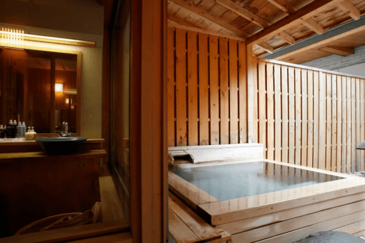 【貸切露天風呂】貸切露天風呂は完全にプライベートな空間。ご宿泊者様専用でごゆっくりと湯浴みいただけます（1回40分間無料／当日のご予約先着順）。