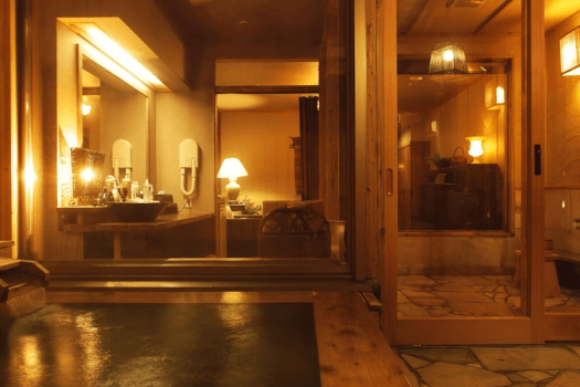 【貸切露天風呂】貸切露天風呂は完全にプライベートな空間。ご宿泊者様専用でごゆっくりと湯浴みいただけます（1回40分間無料／当日のご予約先着順）。