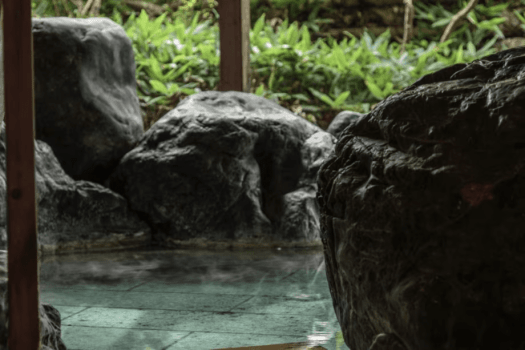 【大浴場／露天風呂】夏は陽光に輝く木々の緑が鮮やか、冬は雪見の露天風呂をお愉しみいただけます。