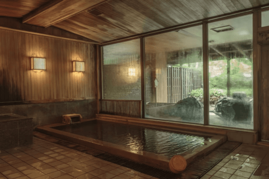 【大浴場／内風呂】泉質は美人の湯と称されるナトリウム-炭酸水素塩泉です。