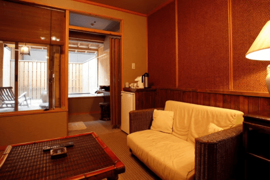 【貸切露天風呂】脱衣スペースも広々で、湯上がりにゆったりとお休みいただけます。