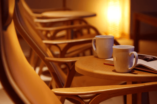 【2Fゲストラウンジ】お飲み物のセルフサービスをご用意しておりますので、ご滞在のひとときにのんびりとおくつろぎくださいませ。