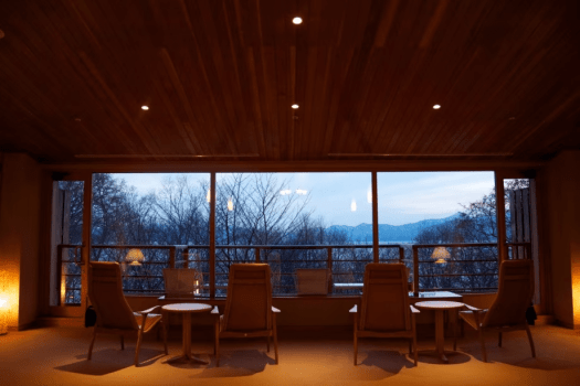 【2Fゲストラウンジ】大きな窓の向こうに雄大なパノラマが広がります。