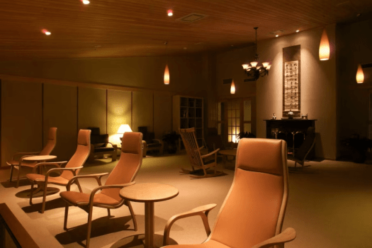 【2Fゲストラウンジ】お飲み物のセルフサービスをご用意しておりますので、ご滞在のひとときにのんびりとおくつろぎくださいませ。