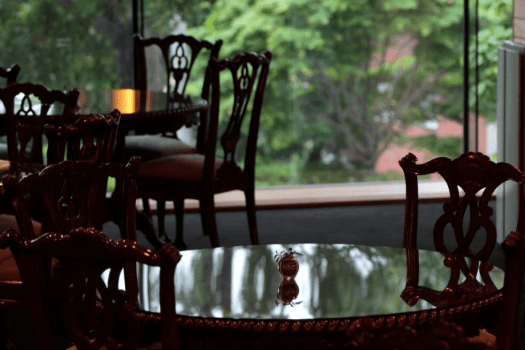 【1Fラウンジ】夏は清々しい木々の緑、秋は鮮やかな紅葉、冬は白銀の世界、春は美しい桜など、四季折々の景色をお愉しみいただけます。