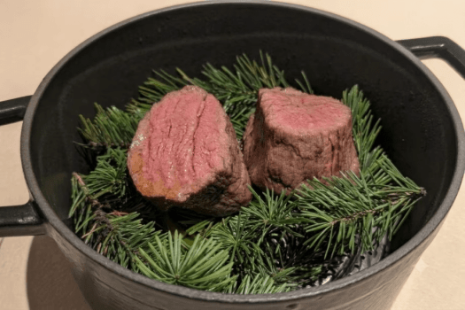 【ご夕食／和牛特別会席膳】お客様の目の前で鍋の蓋を開けた瞬間、芳醇なスモークの香りが広がります。