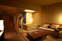 【 スパリビング付ラグジュアリーツイン60平米（山側）】のんびり寛ぎながら入浴をお楽しみいただけるよう、リビング内にガラスで仕切られた檜のお風呂を設置致しました。