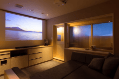 【温泉＆シアター付客室60平米（山側）】映像の各シーンにマッチした臨場感を味わえる音響効果『5.1chサラウンド』を採用し、90インチの大画面で迫力ある映像と音響をお愉しみいただけます。