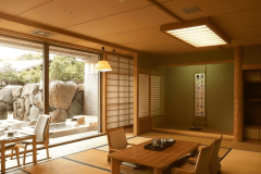 【庭園露天風呂付特別室80平米／「萌葱」】開放感のある窓からは、支笏湖の四季を眺められます。