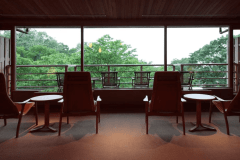 【2Fゲストラウンジ】テラスに出ると、鳥のさえずりや木々のざわめき、湖を渡る風の音が耳を愉しませてくれます。