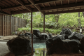 [Large public bath/open-air bath] The rock-built open-air bath has a rustic atmosphere.