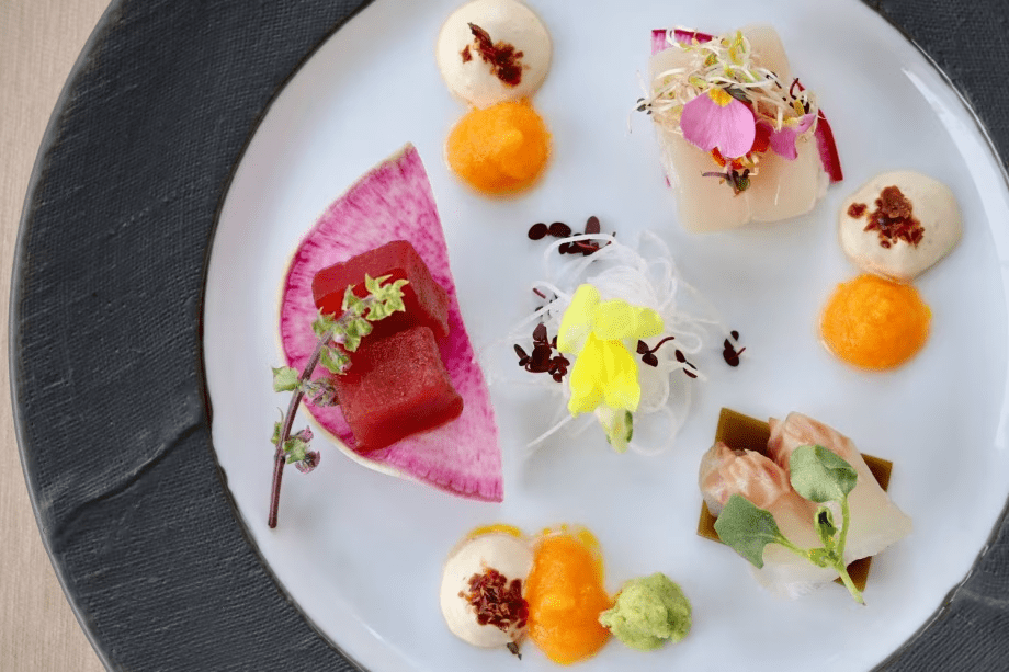 【ご夕食「やさしい和食」／ある日のお料理一例】見た目も鮮やかで、おしゃべりも弾むようなお料理をご用意いたします（お料理は時季で内容を変更するため、写真は一例です。当日のお料理を確約するものではございませんので、ご了承願います）。