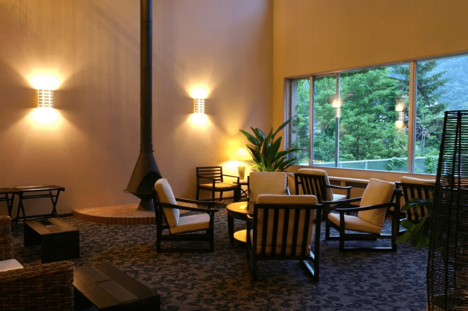 【ラウンジ】ゆったりとしたラウンジで、コーヒーやハーブティーを飲みながらおくつろぎくださいませ。