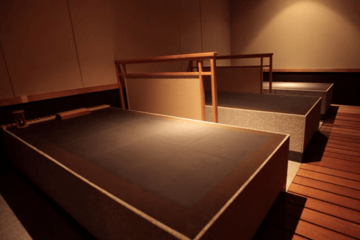 【天然ラジウム鉱石を使用した岩盤浴】岩盤浴は3床ご用意しておりまして、ご宿泊者様は1回60分無料でご利用いただけます。