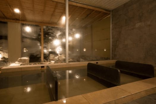 【女性に嬉しい美肌の湯／メディテーションスパ】少し照明を落とした内湯でのんびり湯浴みをお愉しみくださいませ。