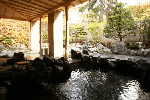 【女性に嬉しい美肌の湯／露天風呂】ゆったりと温泉に浸かり、健やかな美を育みましょう。