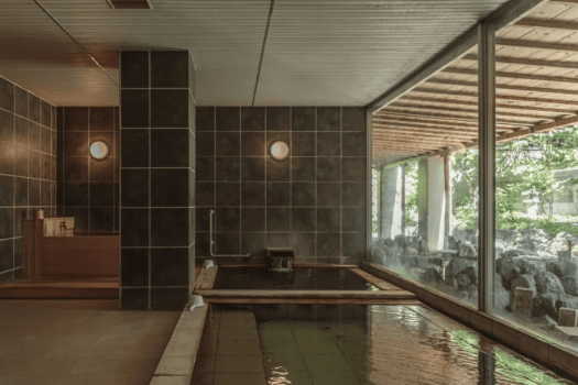 【女性に嬉しい美肌の湯／内湯】翠蝶館の温泉はナトリウム塩化物泉。これは保温効果に優れ、身体がポカポカ温まることで免疫力を高める効果が期待できると言われています。