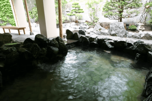 【女性に嬉しい美肌の湯／露天風呂】自然の音色をBGMに、美しい景色を心の寶（たから）に。山々と渓谷に抱かれ、清々しい湯浴みをお愉しみくださいせ。