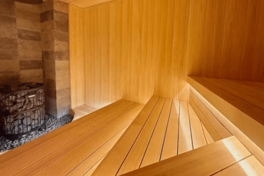 【やさしいサウナ】&ldquo;熱さ&rdquo;よりも&ldquo;女性の身体にやさしくあること&rdquo;を考えて設計。その日の体調や気分によって無理なく利用していただけるよう、1段・1.5段・2段・2.5段と通常のサウナよりもゆるやかに段数を刻みました。