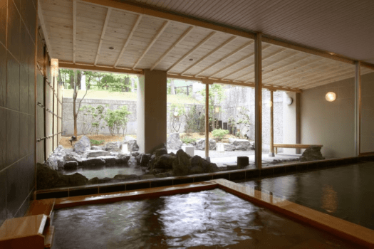 【女性に嬉しい美肌の湯／内湯】3本の自家源泉による濃厚なブレンド湯。香りの良い檜の浴槽で日ごろのお疲れを癒してください。