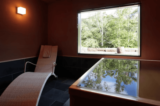 【貸切風呂】定山渓の森の緑を望む貸切風呂で、心も体もリラックスしてください（ご宿泊者様は1回60分無料でご利用いただけます）。