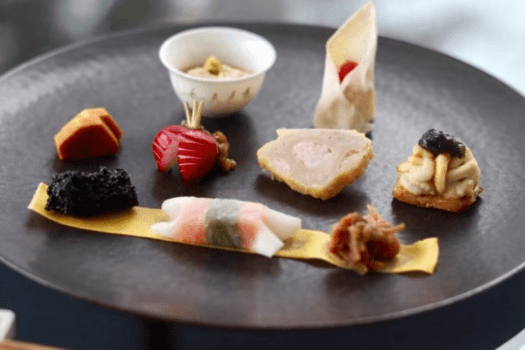 【ご夕食「やさしい和食」／ある日のお料理一例】女性の美と健康に配慮し、少しずつ色々な食材を取り合わせています（お料理は時季で内容を変更するため、写真は一例です。当日のお料理を確約するものではございませんので、ご了承願います）。