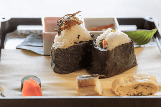 【ご朝食「手作りおむすび」／ある日のお料理一例】朝に必要なのはエネルギー。軽めなのにパワフルな日本人のソウルフード、おむすびをご用意しております。（お料理は時季で内容を変更するため、写真は一例です。当日のお料理を確約するものではございませんので、ご了承願います）。