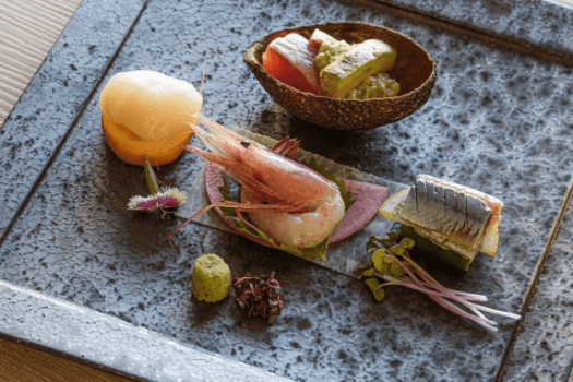 【ご夕食「やさしい和食」／ある日のお料理一例】北海道の旬の食材をふんだんに使用し栄養たっぷりで身体にやさしい和食をご提供いたします。（お料理は時季で内容を変更するため、写真は一例です。当日のお料理を確約するものではございませんので、ご了承願います）。