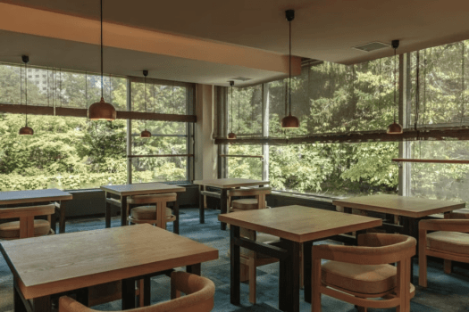 【レストラン】ゆったりとお食事をお召し上がりいただける気持ちの良い空間です。