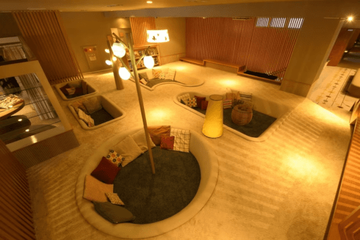 【ごろごろルーム】翠蝶館で人気のスペース「ごろごろルーム」は、柔らかな絨毯の上で素足のまま&ldquo;ごろごろ&rdquo;できる空間です。