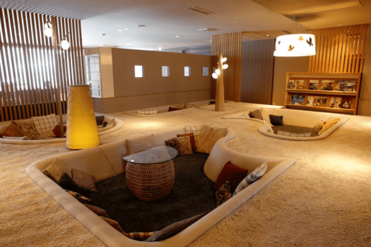 【ごろごろルーム】翠蝶館で人気のスペース「ごろごろルーム」は、柔らかな絨毯の上で素足のまま&ldquo;ごろごろ&rdquo;できる空間です。