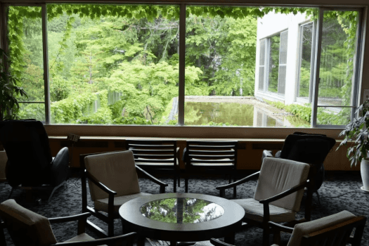 【ラウンジ】ゆったりとしたラウンジで、コーヒーやハーブティーを飲みながらおくつろぎくださいませ。