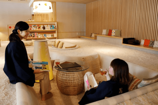 【ごろごろルーム】翠蝶館で人気のスペース「ごろごろルーム」は、柔らかな絨毯の上で素足のまま&ldquo;ごろごろ&rdquo;できる空間です。