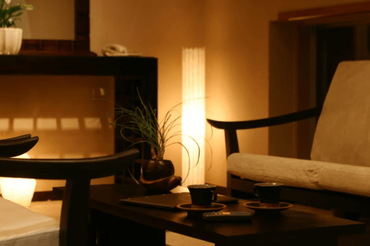 【ラウンジ】ゆったりとしたラウンジで、コーヒーやハーブティーを飲みながらおくつろぎくださいませ。