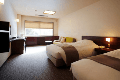 【ツイン36平米】やさしい色調で統一されたツインルームは広さ36平米で、3名様までご利用いただけます。