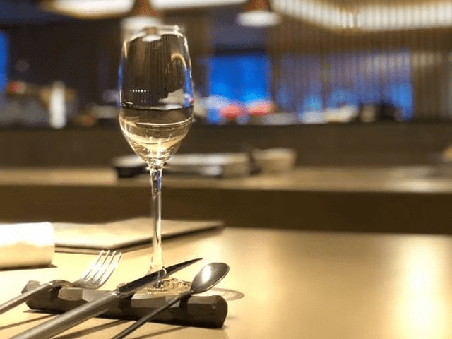 「日本酒プレミアムセレクトプラン」。どんな一杯に出会えるか、愉しみにお越しくださいませ。