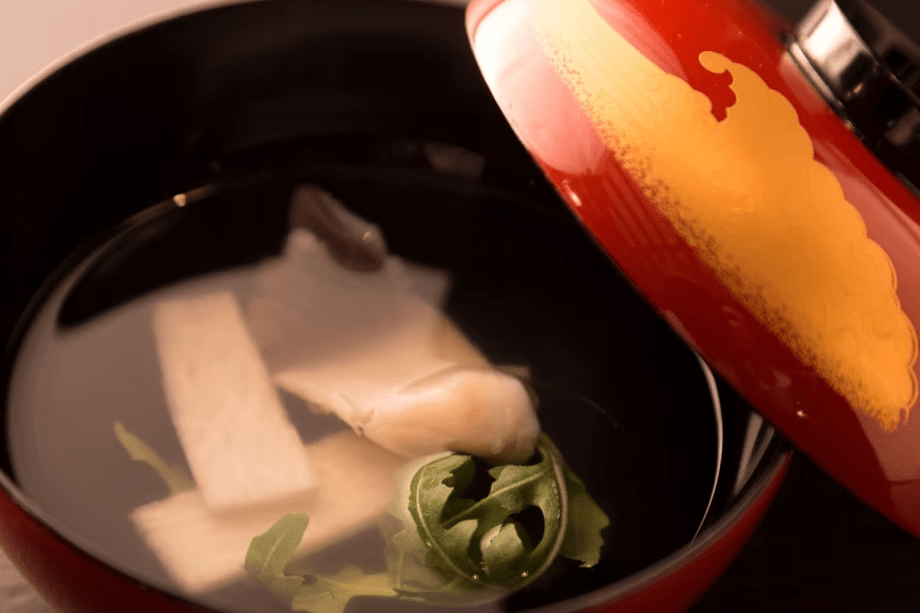 【ご夕食（ある日のお料理一例）】御椀～出汁を味わう～（お料理は時季で内容を変更するため、写真は一例です。当日のお料理を確約するものではございませんので、ご了承願います）。