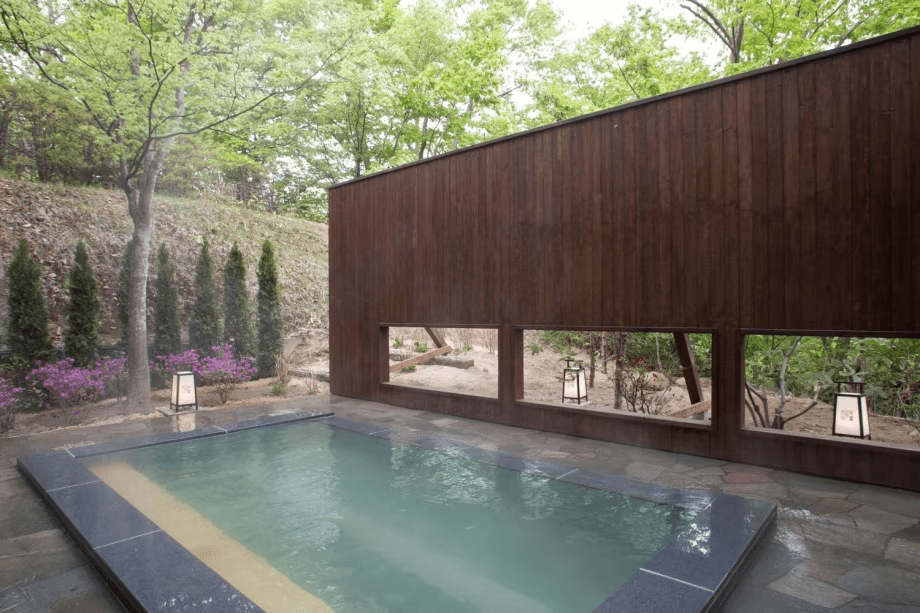 【川乃湯／石造りの露天風呂】川のせせらぎと肌にやわらかな名湯のぬくもりが心も身体も癒してくれます。吹き抜ける風も心地よく、夏は木々を渡る緑の香りが清々しい気分にさせてくれます。