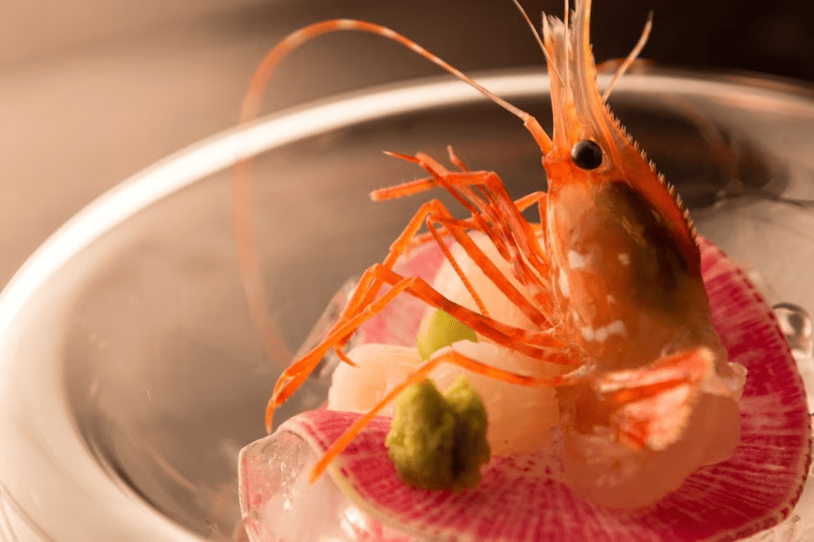 【ご夕食（ある日のお料理一例）】お造り～季節の一皿～（お料理は時季で内容を変更するため、写真は一例です。当日のお料理を確約するものではございませんので、ご了承願います）。